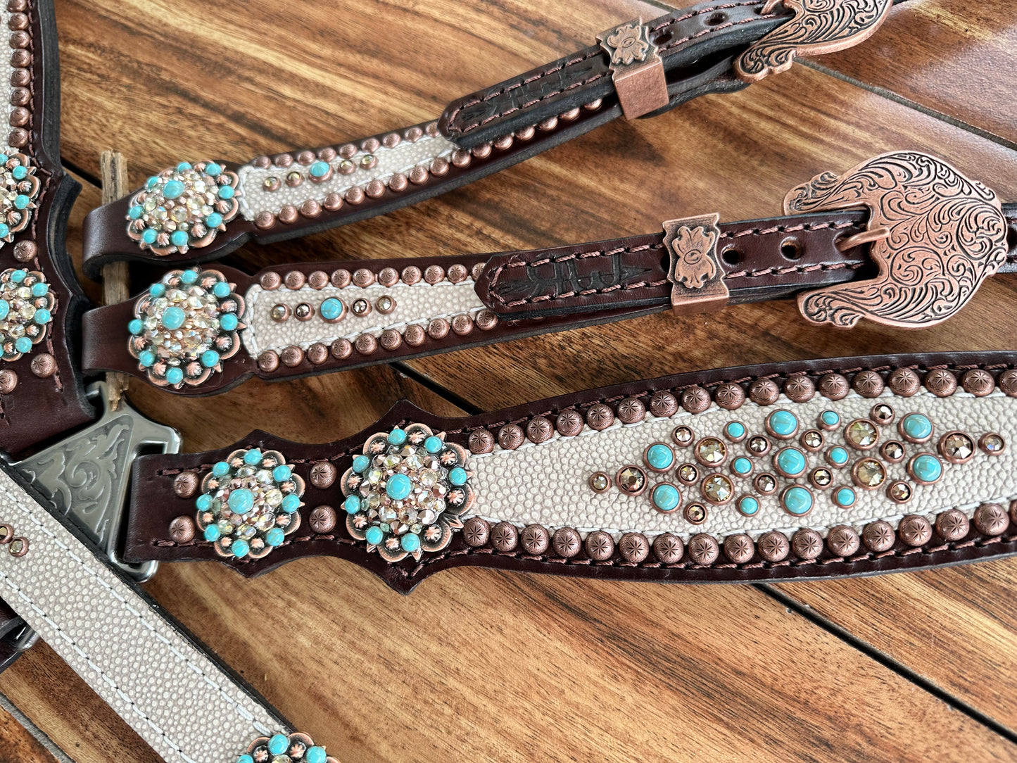 Cream stingray with turquoise