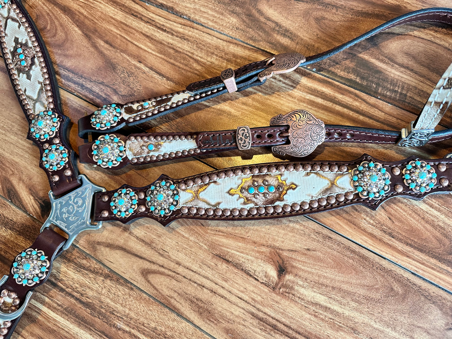 White Laredo with turquoise on dark oil