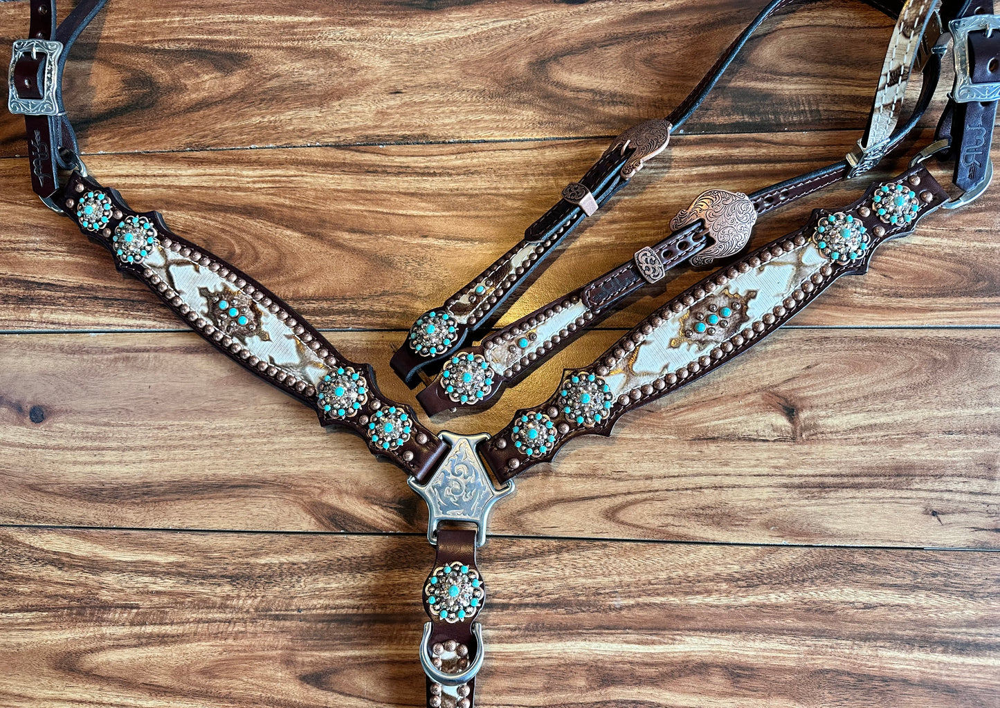 White Laredo with turquoise on dark oil