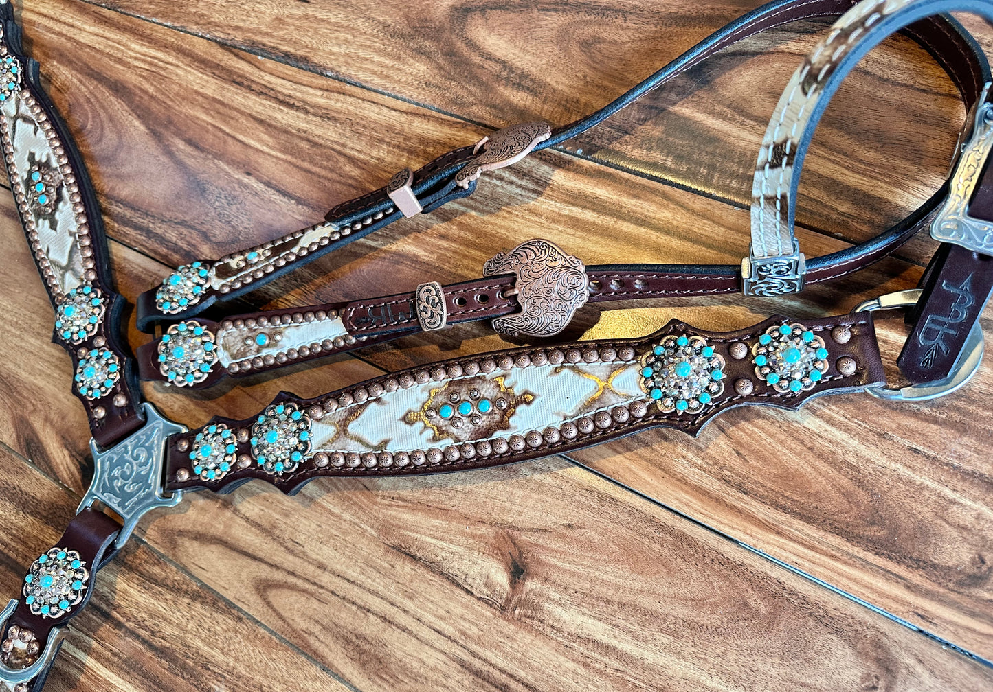White Laredo with turquoise on dark oil