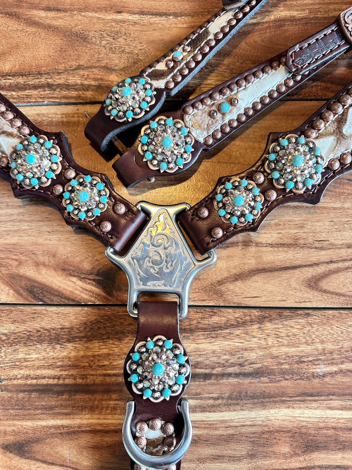 White Laredo with turquoise on dark oil