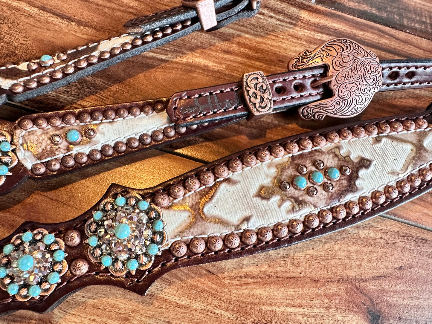 White Laredo with turquoise on dark oil