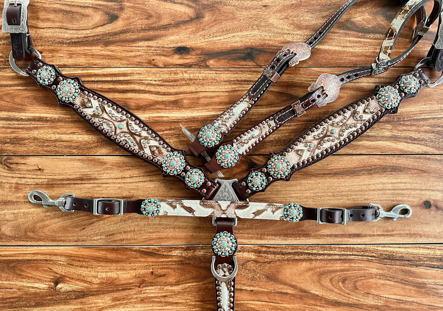 White Laredo with turquoise round conchos on dark oil