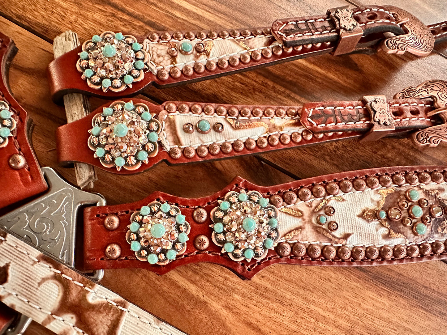 White Laredo with turquoise medium oil
