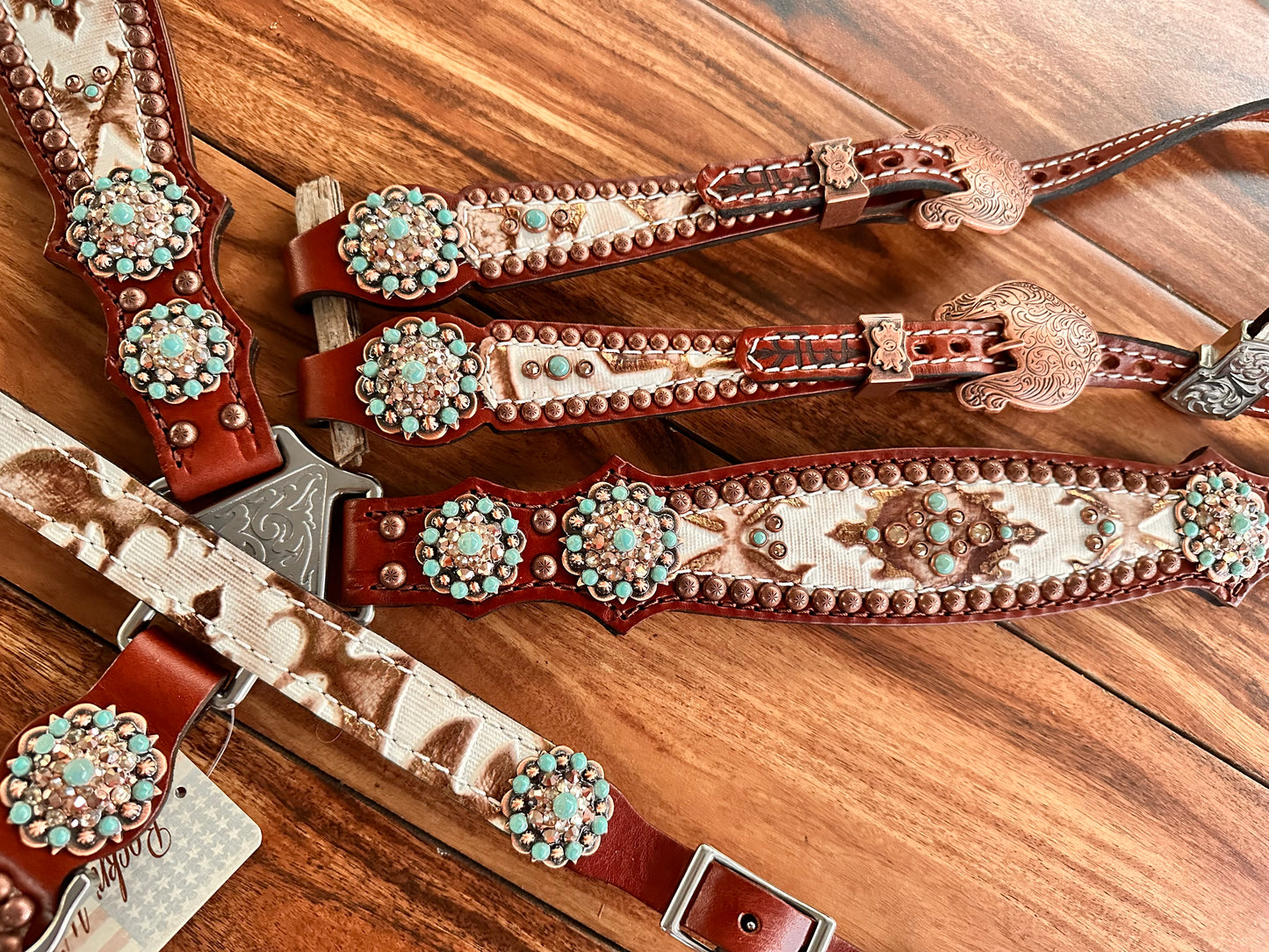 White Laredo with turquoise medium oil