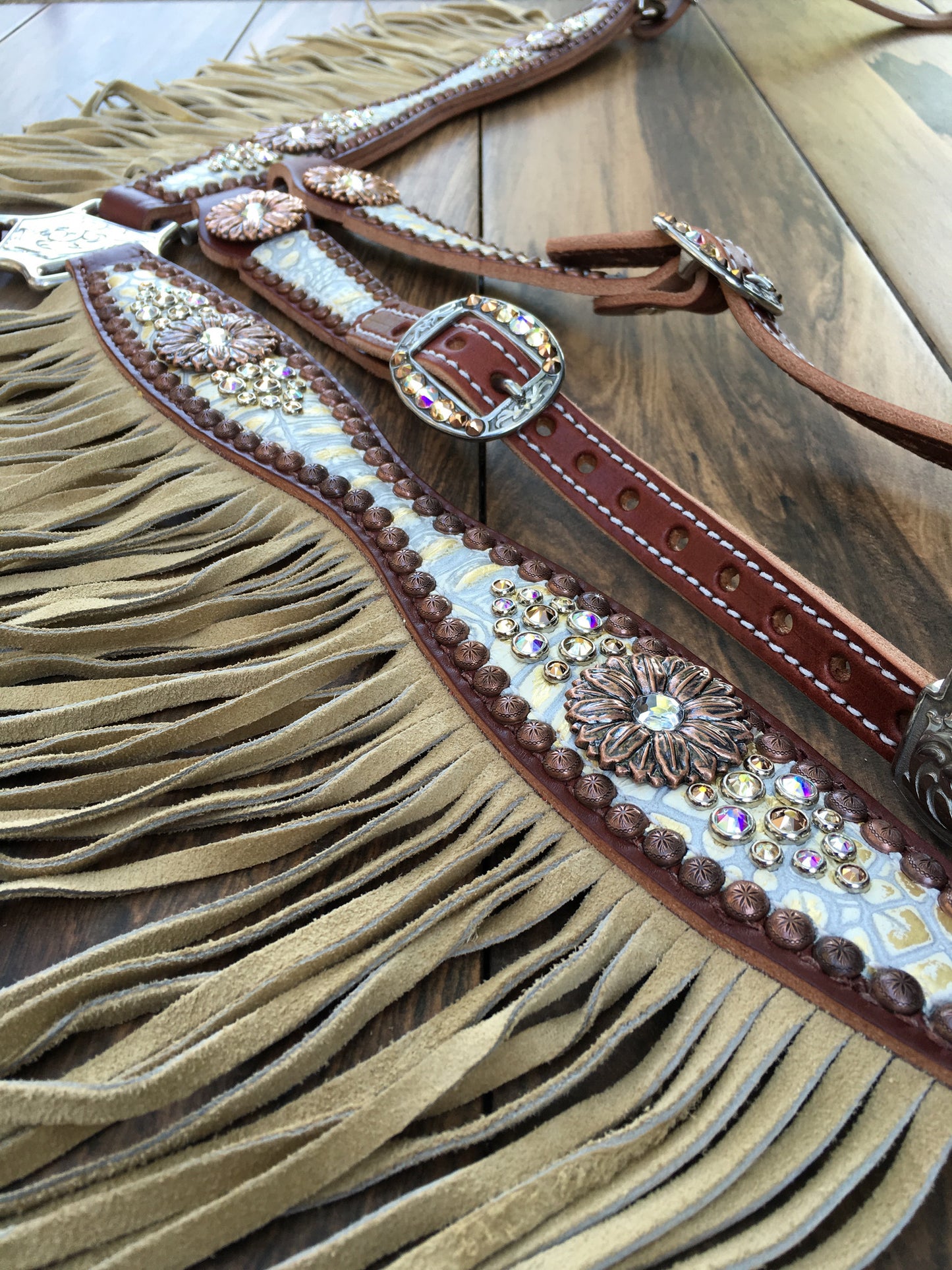 Cream Gator with Fringe & Daisy Conchos