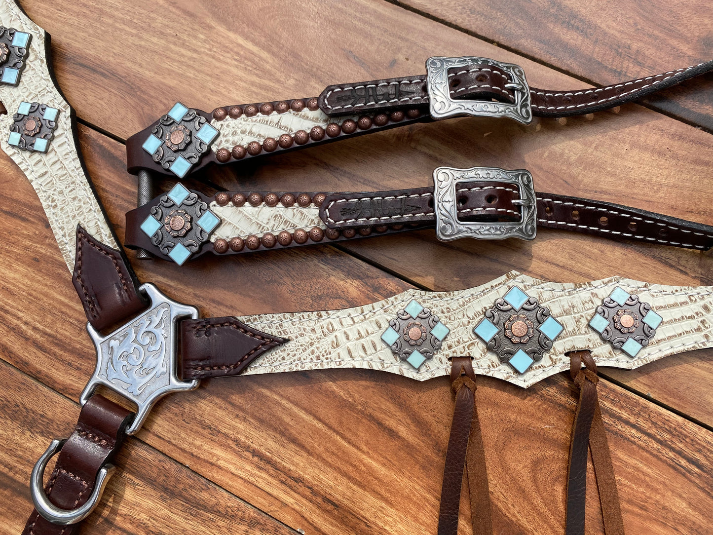 Single layer antique gator with turquoise