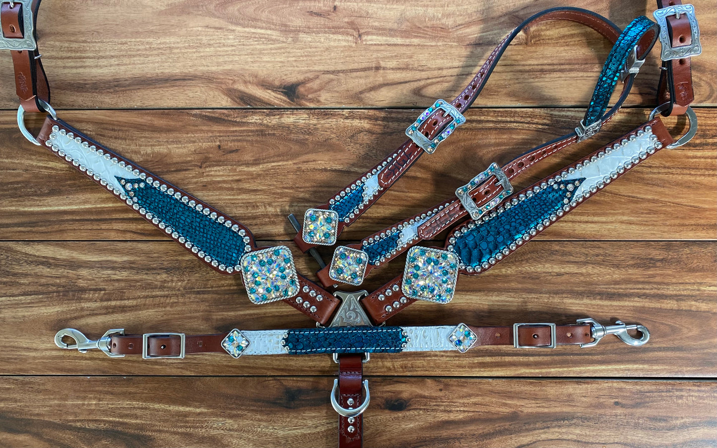 Turquoise mystic with white gator