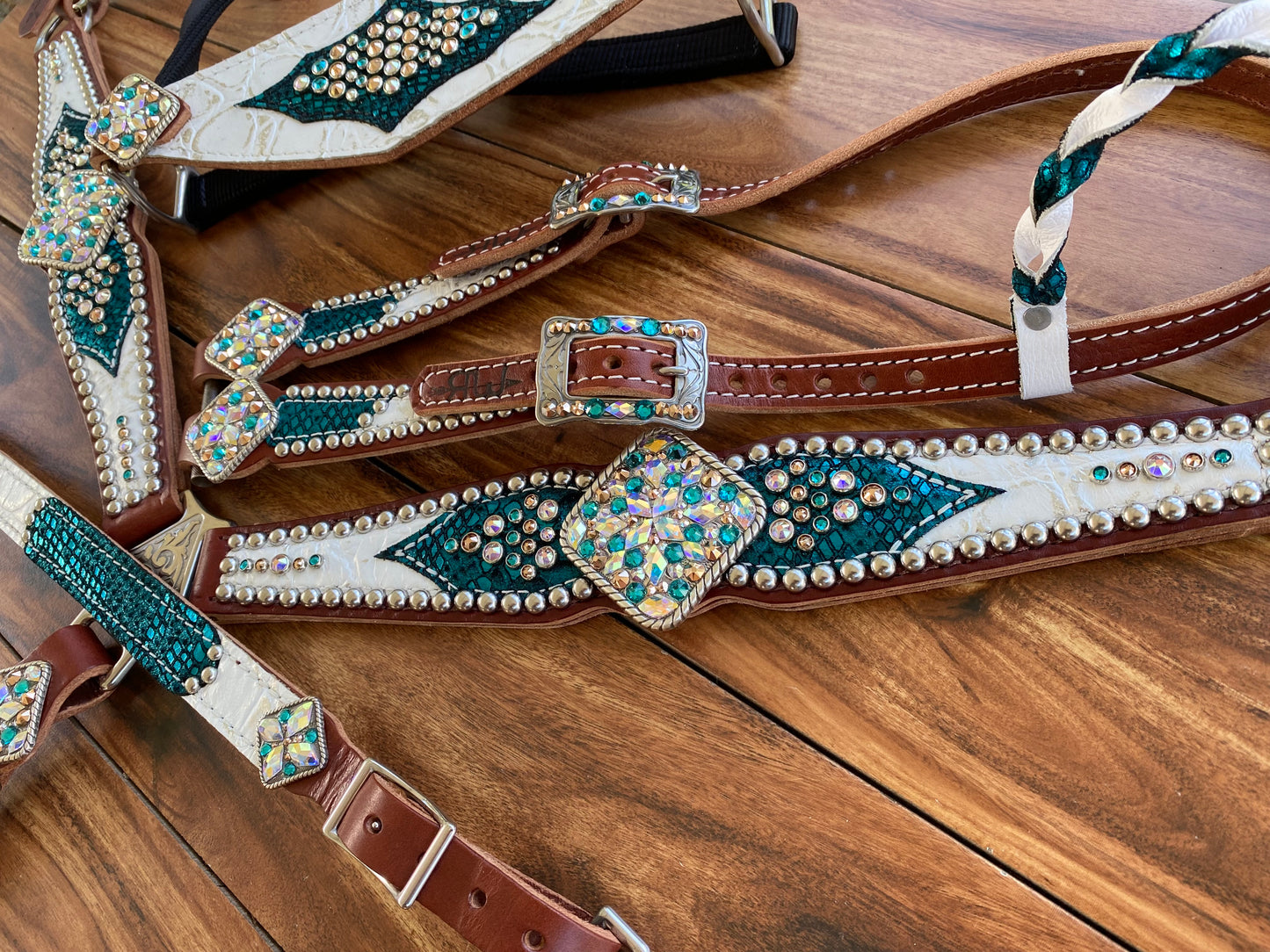 White gator with turquoise mystic