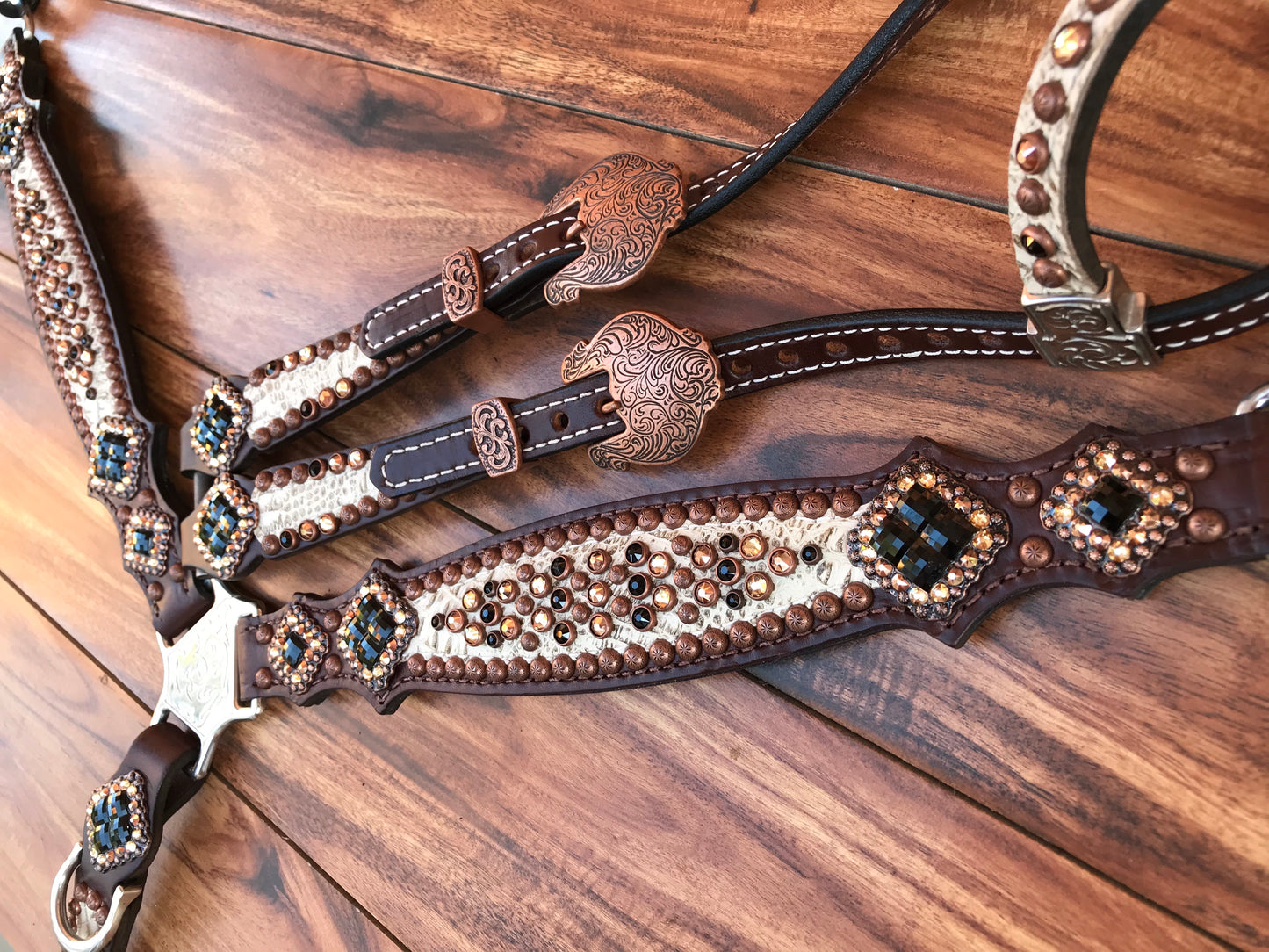 Antique white gator with square conchos