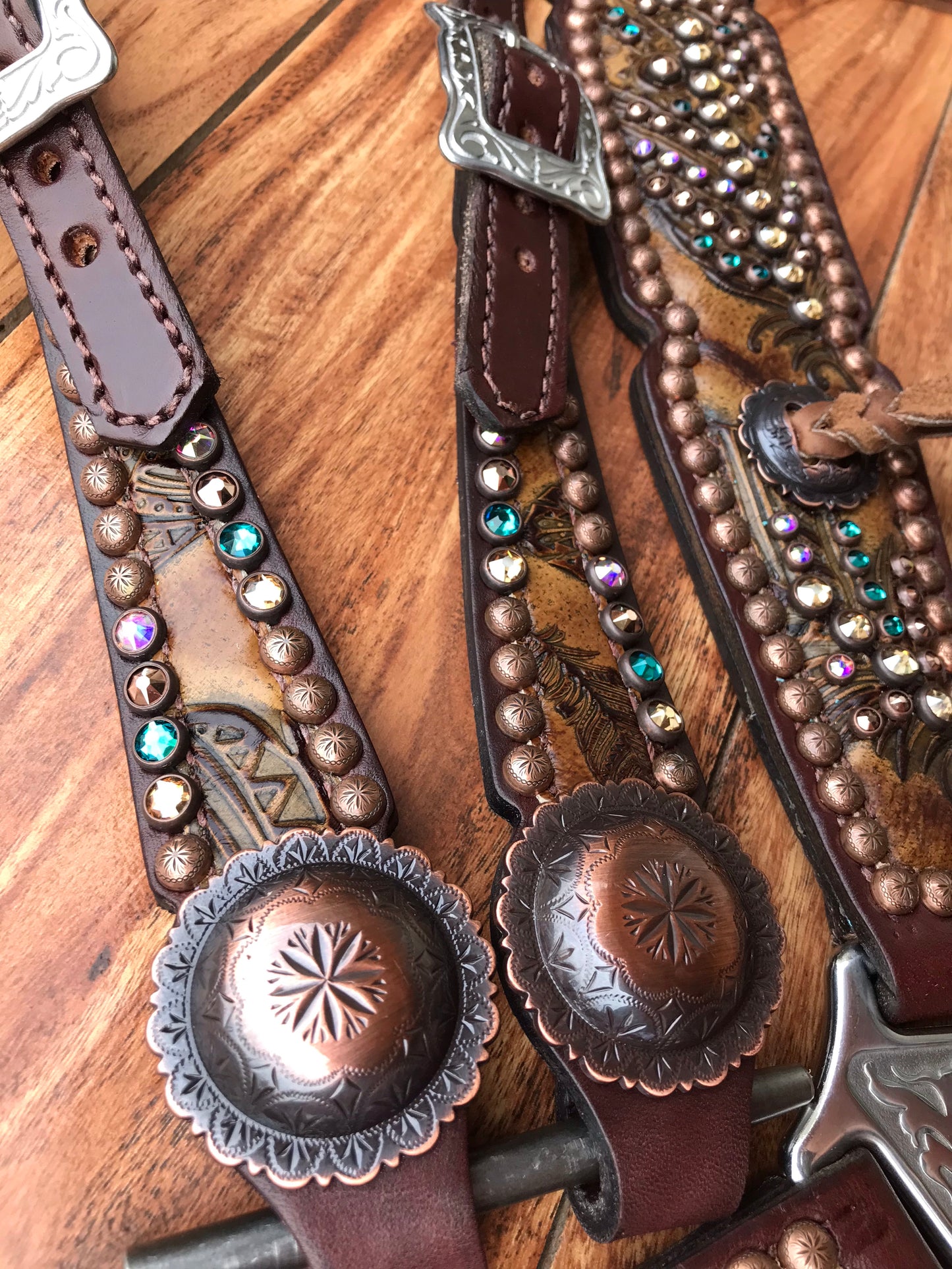 Feather with Rim Sets on Dark Oil Leather