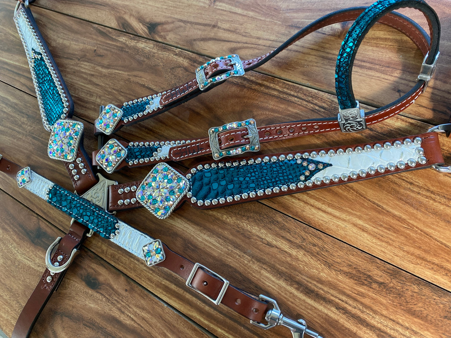 Turquoise mystic with white gator