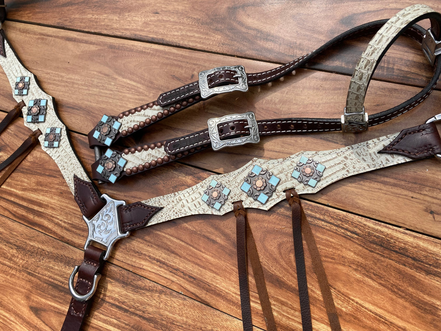 Single layer antique gator with turquoise