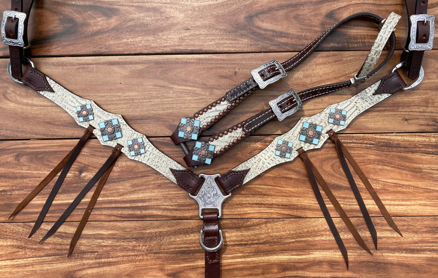 Single layer antique gator with turquoise