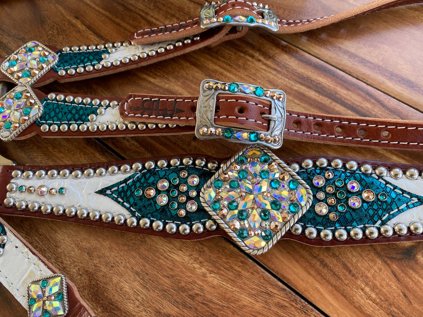 White gator with turquoise mystic