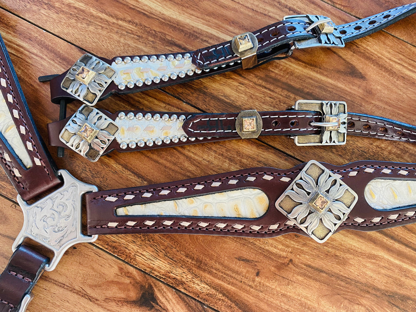 Cream buckstitch with cream gator inlay