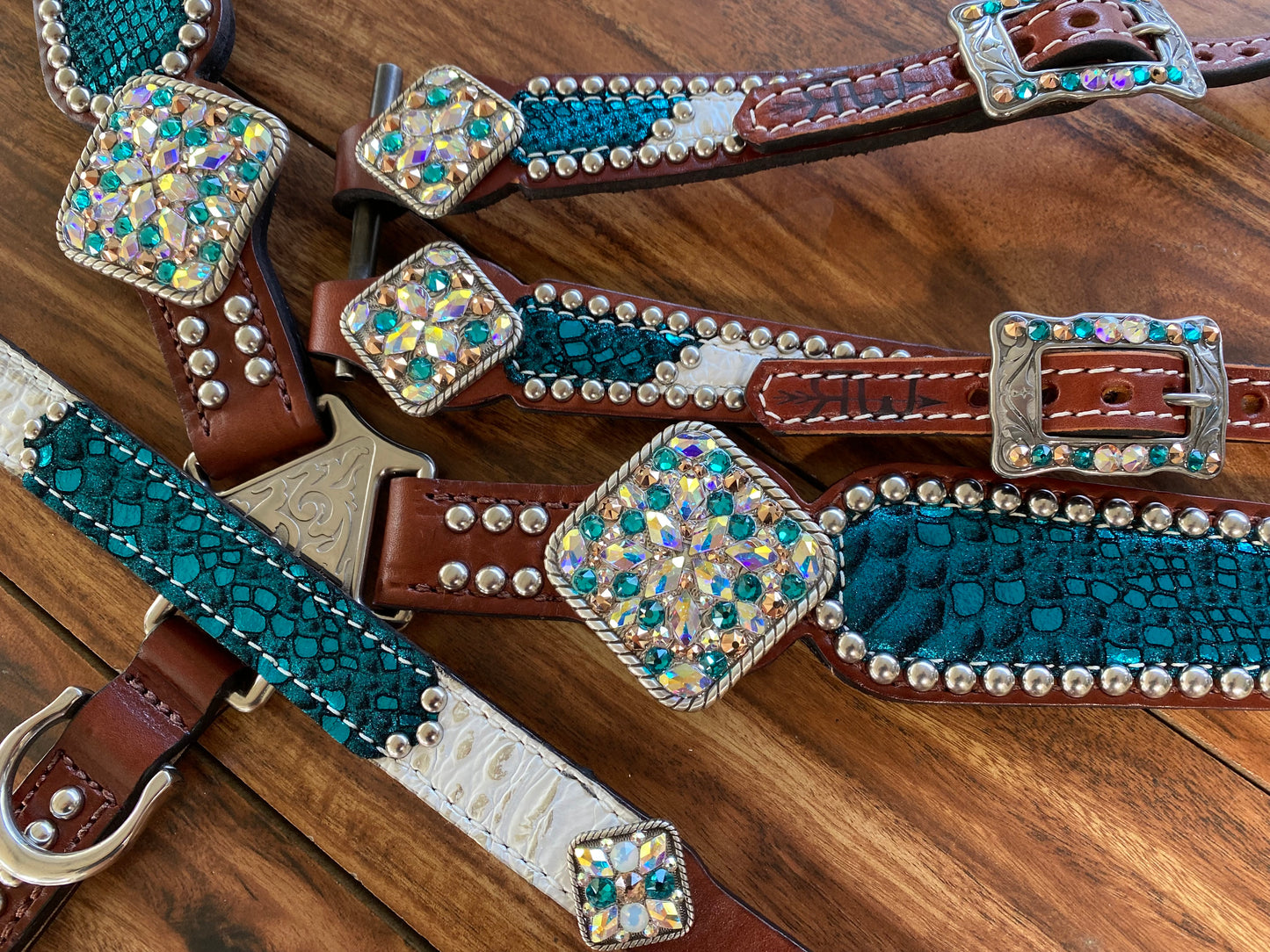 Turquoise mystic with white gator